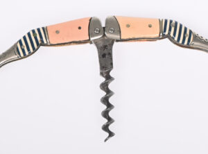 Korketrekker – Lady Legs Corkscrew – Rosa med blå- og hvitstripete strømper med 7 striper